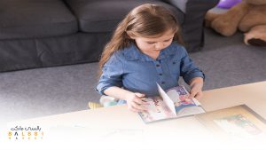 کودک در حال خواندن کتاب | بالسی مارکت