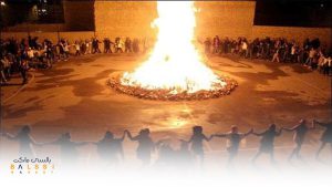 جمع شدن کنار آتش و خواندن شعر برای چهارشنبه سوری | بالسی مارکت