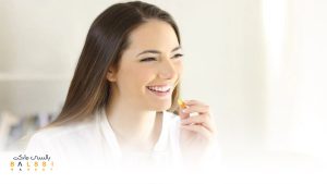 عکس یک خانم جوان و خوشحال در حال خوردن قرص | بالسی مارکت