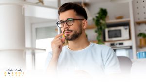 مرد جوان در حال خوردن کپسول | بالسی مارکت