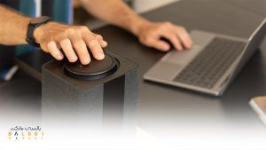 عکس لپ تاپ در کنار اسپیکر | بالسی مارکت 