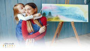 مادر و کودک در کنار نقاشی | بالسی مارکت