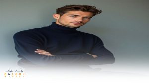 مرد جوان که یقه اسکی مشکی به تن دارد | بالسی مارکت