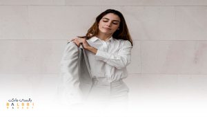  ست کردن پیراهن سفید دکمه‌دار با کت شلوار برای خانم‌ها | بالسی مارکت