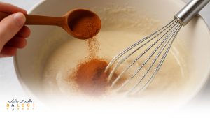 افزودن دارچین به مواد اولیه کیک سیب دارچین | بالسی مارکت